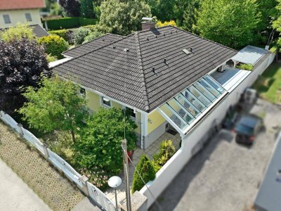 Einfamilienhaus mit Luftwärmepumpe, Pool und Garagen - ZENTRALE GRÜN RUHELAGE