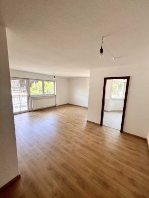 Frisch Renovierte 2-Zimmer-Wohnung mit maßgefertigter Einbauküche