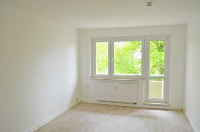 sanierte 3-Raum-Wohnung, II. Etage, mit Badwanne, PKW-Stellplatz, Balkon! Bezug ab 01.10.25 möglich!
