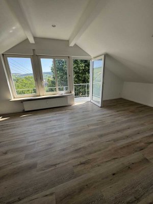 Lichtdurchflutete 4-Zimmer-Dachgeschosswohnung mit großzügigem Wohn-/Essbereich und moderner Einbauk