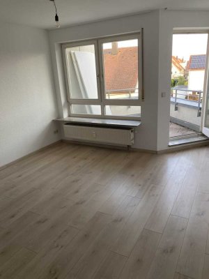 Erstbezug nach Modernisierung: 2-Zimmer-DG-Wohnung mit Süd-Balkon und TG-Stellplatz in Rutesheim