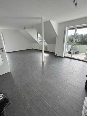 Renovierte 2-Zimmer DG-Wohnung mit EBK