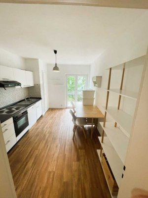 BN-Weststadt: Südbalkon. 2 Zimmer, Wohnküche, Diele, Tageslichtbad. Parkett. Badewanne. EBK.