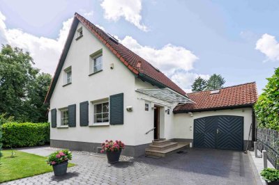 Charmantes Siedlungshaus in Kleinmachnow mit Wintergarten, Pool und idyllischem Garten