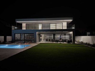 Moderne exklusive Villa mit Pool und separatem Pool-Haus