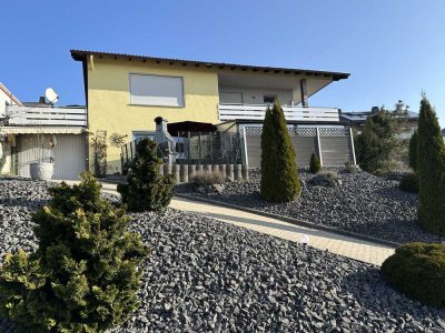 Verkauf eines gepflegten Zweifamilienhauses-vermietet- mit Garagen in Niederzissen