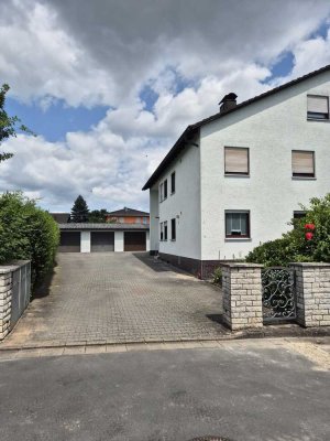 Freundliche und Teilmodernisierte 5-Raum-Wohnung mit Balkon und Einbauküche in Hahnbach