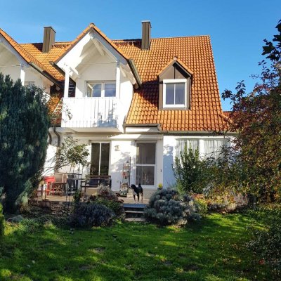 Wunderschöne Doppelhaushälfte mit herrlichem Garten und freiem Blick über Wiesen und Felder