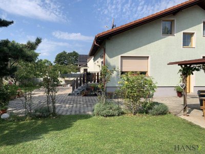 WIENER NEUSTADT: Solid gebautes Haus mit Baugrund, ausgebautem Dachgeschoß, Doppelgarage und Gartenidylle