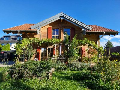 Massivholzhaus mit Naturgarten in sehr schöner Lage