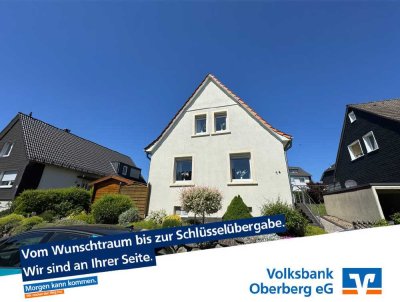Solides, freistehendes Wohnhaus mit
überdachter Terrasse und beheizbarem Pool!