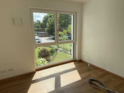 Gehobene und vollständig renovierte 4-Raum-Wohnung mit Balkon und Einbauküche in Schrobengausen