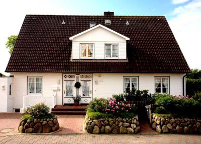 Vielseitiges Ein-/Mehrfamilienhaus mit wunderschöner Aussicht und Meeresrauschen