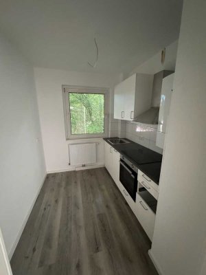 ERSTBEZUG NACH RENOVIERUNG – 2-Zimmer-Wohnung mit neuer Einbauküche in Stuttgart-Kaltental