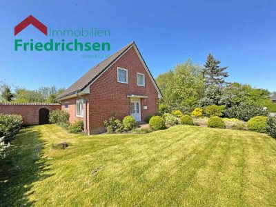 Gepflegtes Wohnhaus mit Garage auf großem Grundstück
