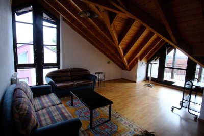 ansprechende, helle 2,5-Zimmer-DG-Wohnung mit Loggia in einem Dreifamilienhaus
