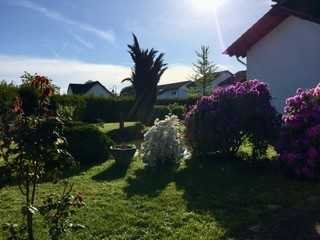 Freistehendes Landhaus mit separatem Garagengebäude