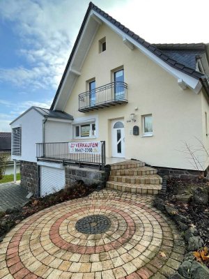 Stilvolles, umfangreich renoviertes Haus mit Wintergarten, Sauna und großzügigem Garten – Randlage