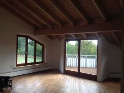 Charmante Dachgeschosswohnung mit Balkon und Blick ins Grüne