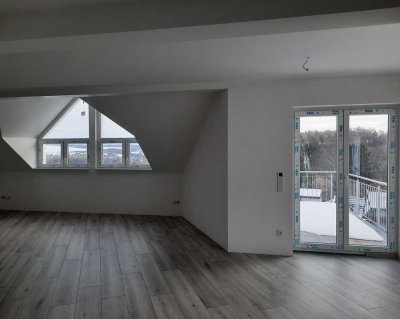 Schöne helle 4-Zimmer-Dachgeschosswohnung mit großem Balkon und Fernblick