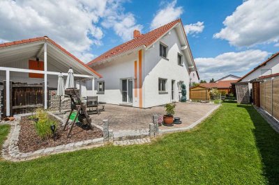 Familienidylle mit Garten & Kamin: Charmantes Einfamilienhaus mit viel Platz & zwei Garagen