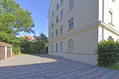 Urgemütliche Rarität: 2-3-Zi.-Altbau mit neuem Bad, Kachelofen und Weitblick in Pasing am Stadtpark