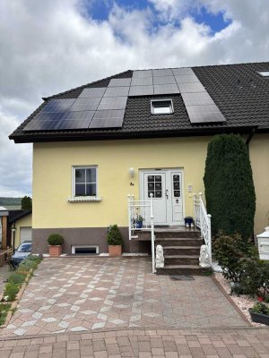 Geräumige, preiswerte und gepflegte 7-Zimmer-Doppelhaushälfte mit geh. Innenausstattung in Dorsheim