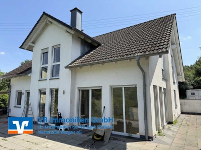 Modernes Einfamilienhaus mit riesigem Gartengrundstück