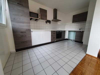 Moderne 2-Zimmer-Wohnung mit großer Terrasse, Carport und EBK in ruhiger Lage von Pforzheim