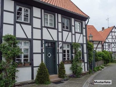 Fachwerk-Einfamilienhaus mit Nebengebäude