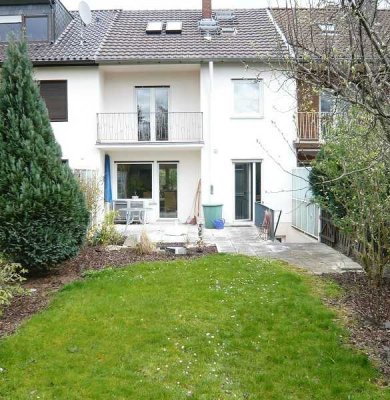 **DEMNÄCHST MODERNISIERT**Familiengerechtes Reihenhaus mit Dachstudio sucht nette Mieter!