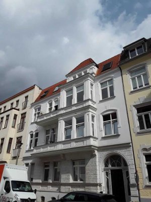 Interessant geschnittene 2-Raum-DG-Wohnung mit EBK in MD-Stadtfeld Ost