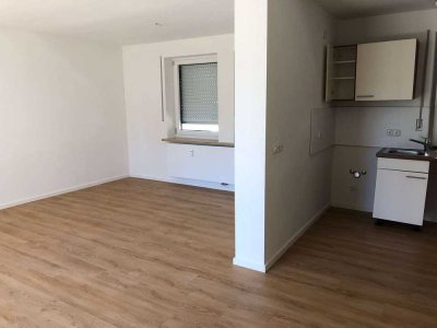 Zentrale, helle 2-Zimmer Terrassenwohnung in Traunstein - renoviert, Garage, Keller