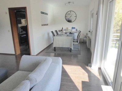 Vermietet 2,5 Zimmer Wohnung mit Balkon in kleiner, ruhiger Wohneinheit