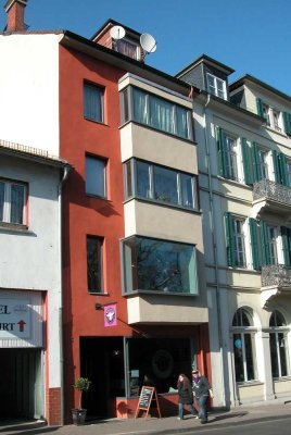 Gewerbeflächen im EG und 1.OG und darüber 3 kleine 2-Zimmer-Wohnungen direkt neben Kurhaus