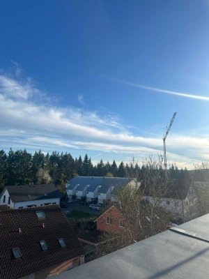 Ruhige, barrierefreie Penthouse 2,5-Zimmer-Wohnung mit Dachbalkon und EBK auf dem Oberen Steinberg