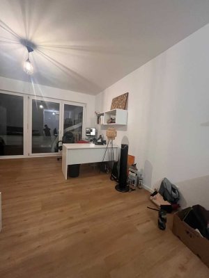 Zentrale, teilmöblierte 1,5-Zimmer Wohnung mit Balkon im 4. OG in Offenbach