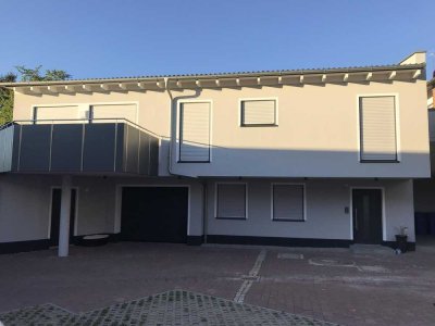 Moderne Maisonette-Wohnung mit Haus-Charakter, Garage & Stellplatz
