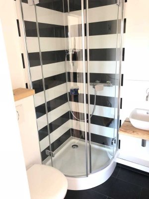 Moderne, helle, vollständig renovierte 2-Zimmer-Wohnung mit Balkon, 700€ alles inklusive!