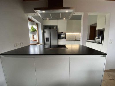 Dachgeschoss- Oase mit Kaminofen, Kochinsel und modernem Flair.