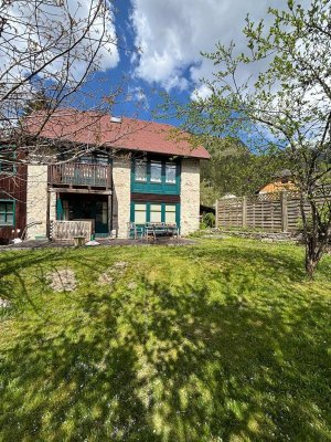 Historischer Charme einer umgebauten Remise trifft auf natürliche Idylle und Komfort.