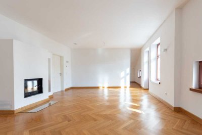 Großzügige Dachgeschosswohnung in Villa mit Kamin und Balkon | stylisches Bad | Stellplatz