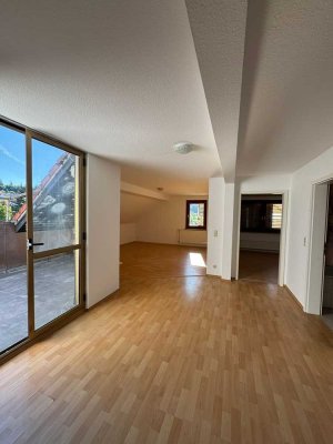 Helle, freundliche 2-Zimmer DG Wohnung mit Balkon *PROVISIONSFREI*