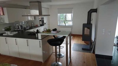 Großzügig geschnittenes Reihenhaus mit hochwertiger Ausstattung, Einbauküche und zwei netten Gärten