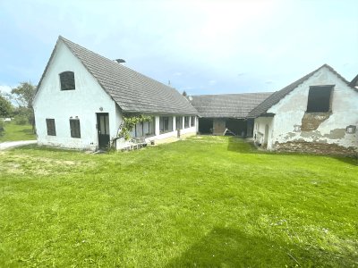 Rustikaler Dreikanthof mit Entwicklungspotenzial in ruhiger Lage