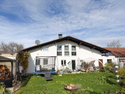 Vielseitiges Wohnhaus mit Garten und Lagerhalle in Windach