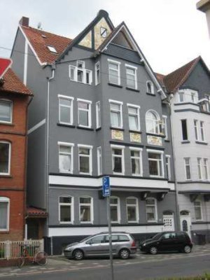 Top-Altbauwohnung mit Balkon, Dielen und Garten