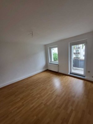 Helle 2-Raumwohnung - Balkon - Tageslichtbad mit Wanne - ideal für Singles oder Pärchen