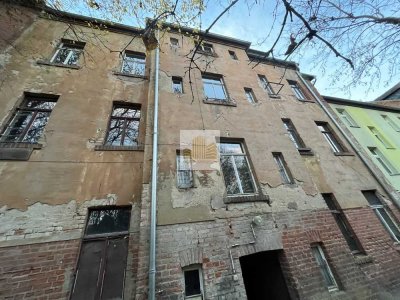 unsaniertes Denkmal geschütztes Mehrfamilienhaus mit großen Grundstück