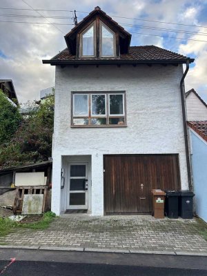 Charmante Doppelhaushälfte mit anliegendem Baugrundstück in zentraler Lage